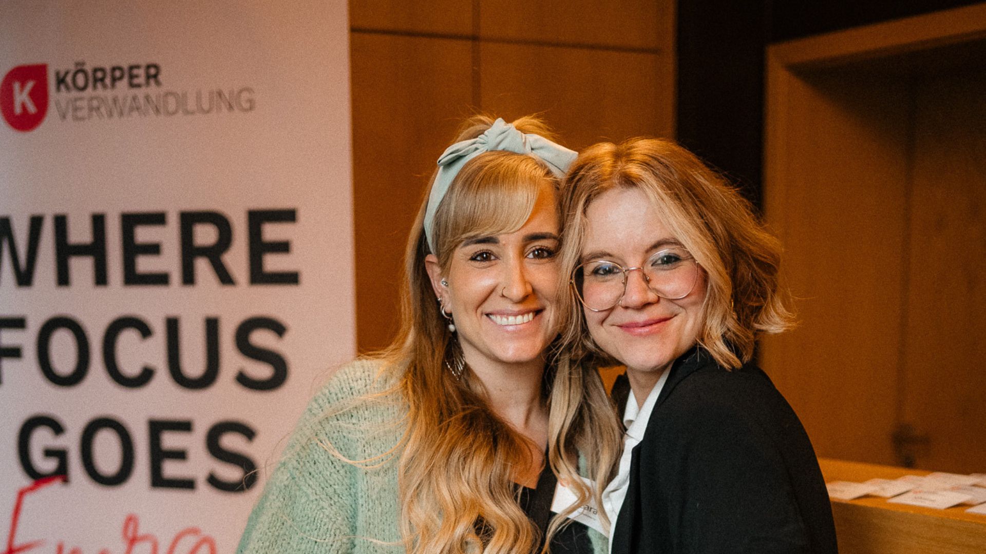 Alinta und Cara lachen in die Kamera