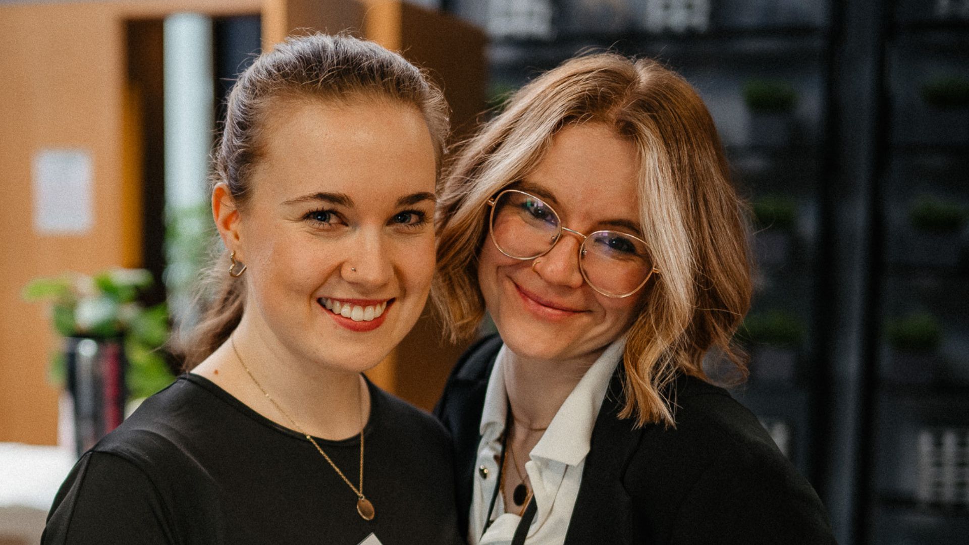 Alinta und Kim lachen in die Kamera