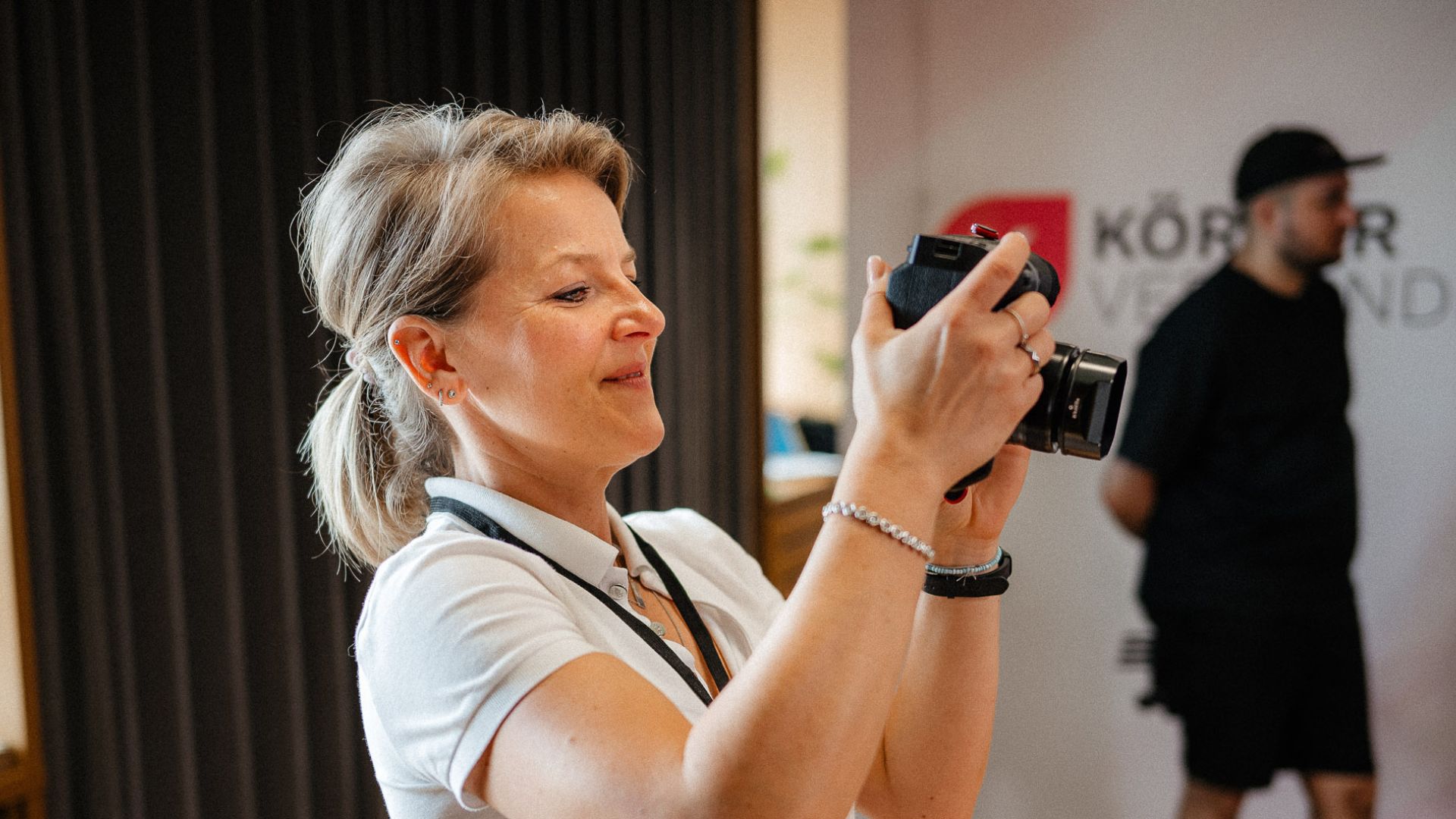 Jasmin fotografiert eine Frau und lacht