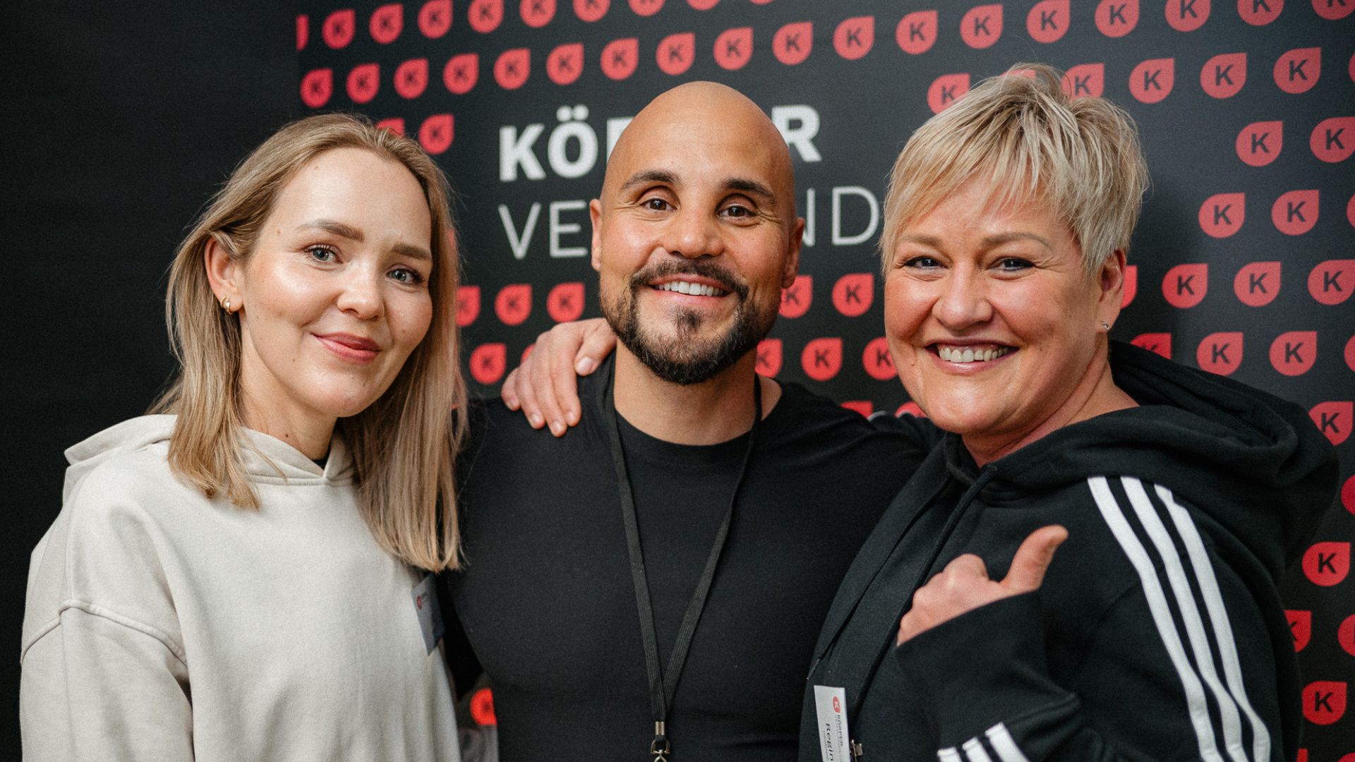 Abnehmexperte Andreas Kotte und Teilnehmerinnen lachen in die Kamera