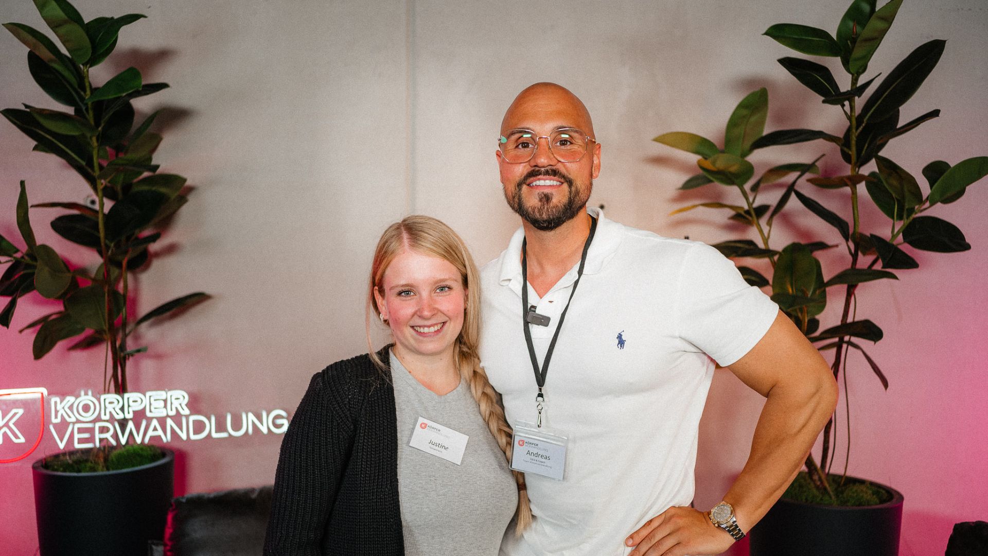 Andreas und Teilnehmerin Justine lachen in die Kamera