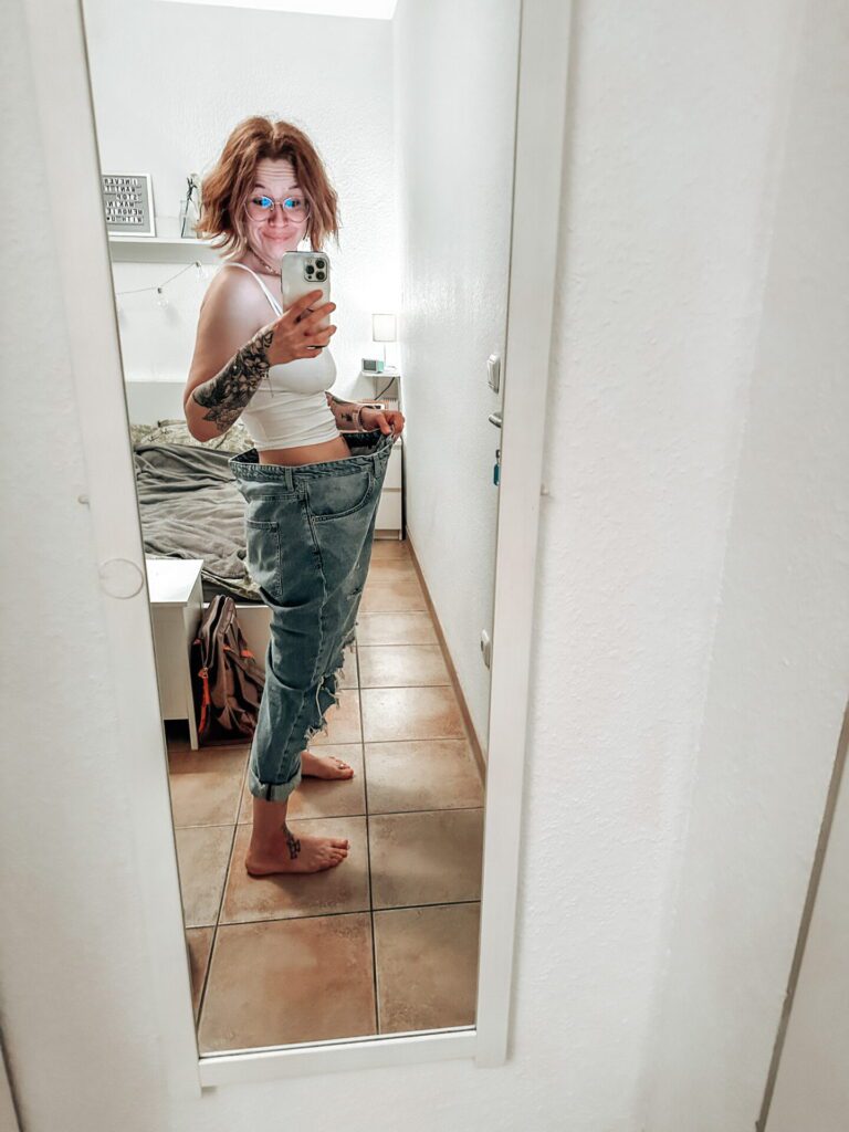 Alinta nach -38kg hat einen Jeans in Größe 48 an, die viel zu weit ist