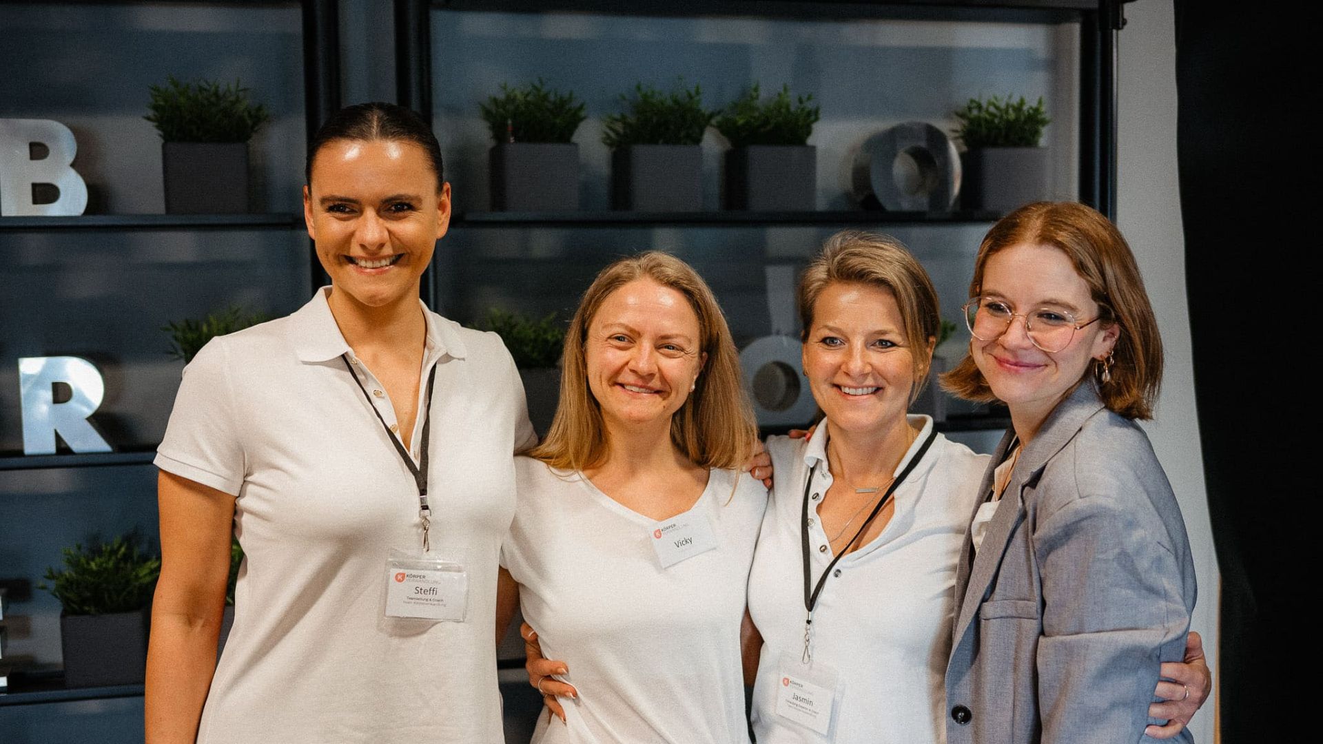 4 Frauen lachen glücklich in die Kamera