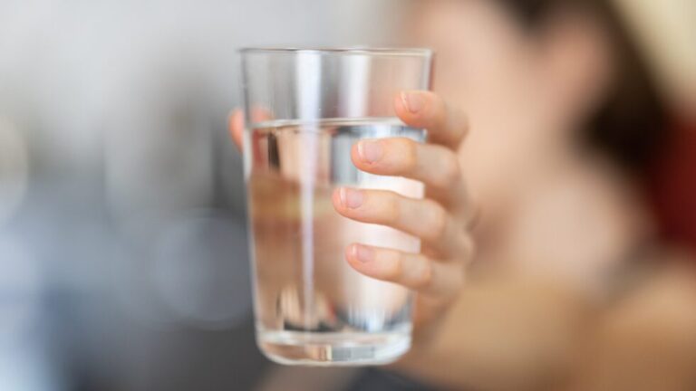 Frau will Wasser trinken zum abnehmen