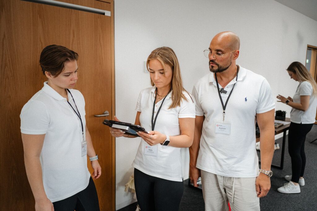 Ernährungsexperten-Team von Körperverwandlung bei der Auswertung von Daten einer Patientin mit Lipödem.