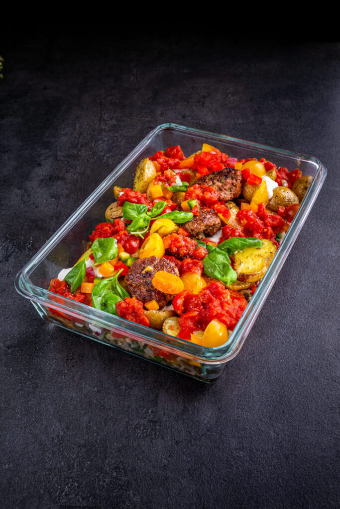 Kartoffelauflauf mit Hackbällchen, gelben Tomaten, Spinat und frischer Tomatensauce – herzhaftes Meal Prep Gericht für unterwegs oder fürs Büro