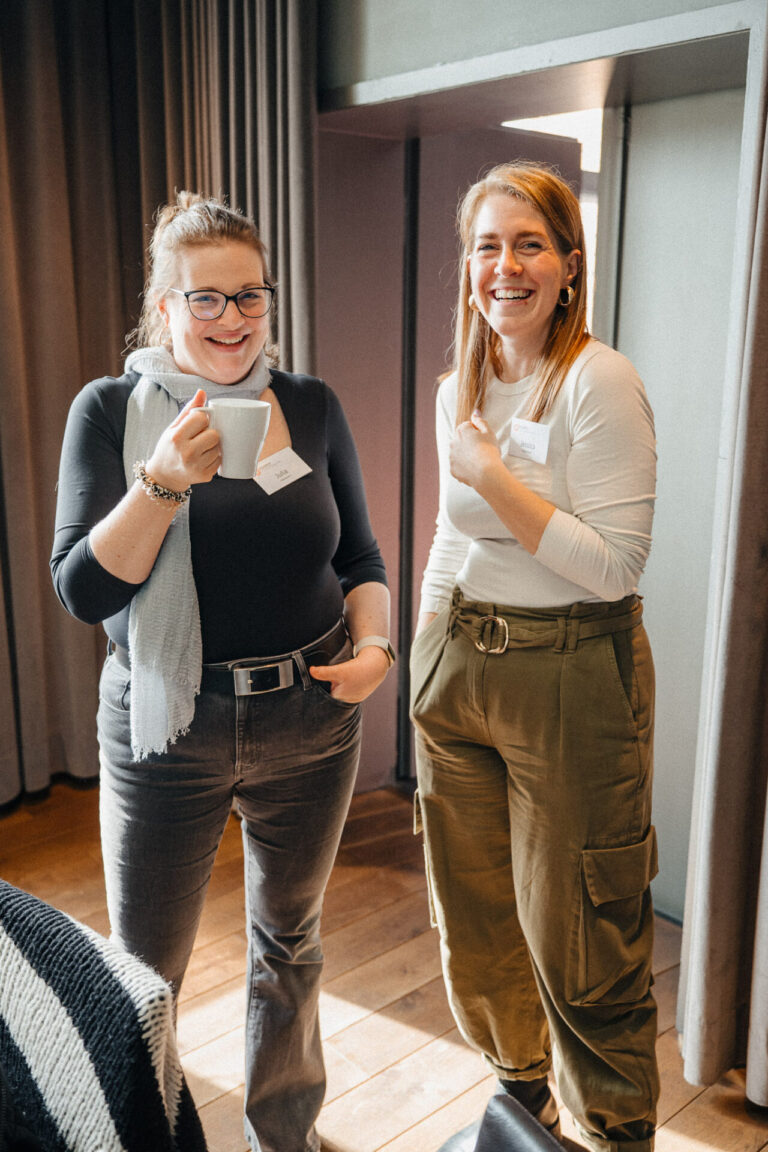 Teilnehmerinnen der Online Ernährungsberatung Körperverwandlung, Julia und Jessica, lachen.